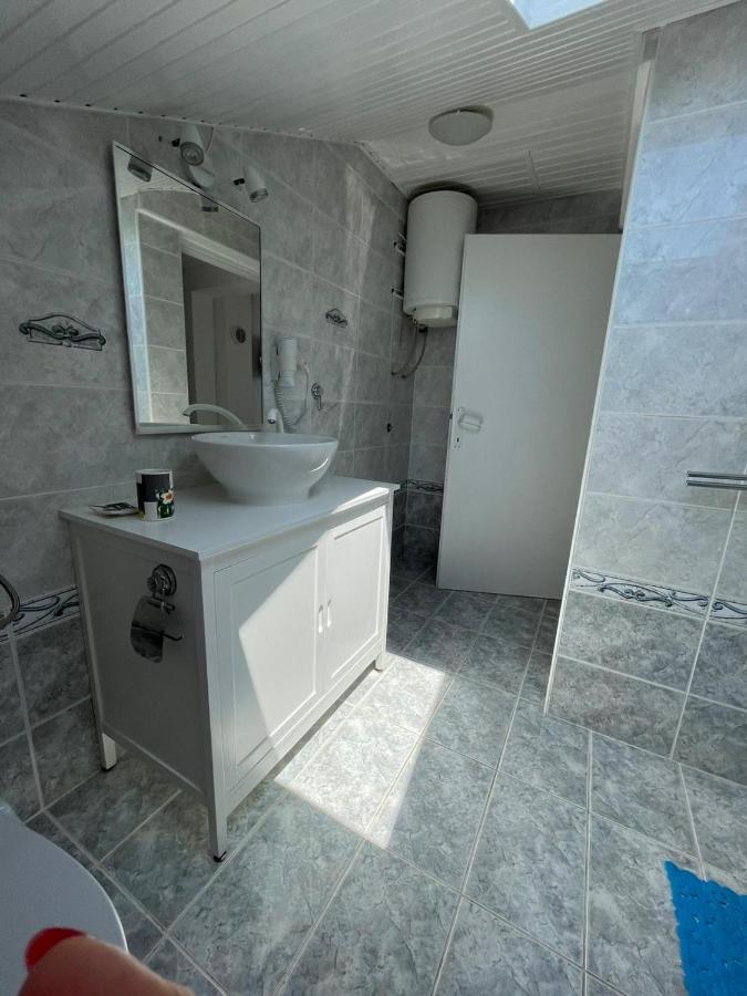 Apartmani Ira Vir Bagian luar foto
